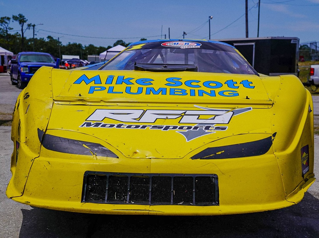2025-RFD-1-Sportsman-Front-Pit-Shot A front-end view of Matthew Laprade's Sportsman car for Right Foot Down Motorsports.